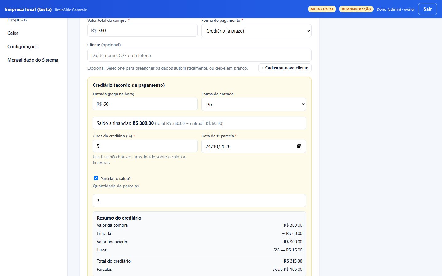 Tela de nova venda do BrainSide Controle no crediário: valor total, entrada por Pix, saldo a financiar, juros de 5%, 3 parcelas e resumo com o total do crediário. Dados fictícios.